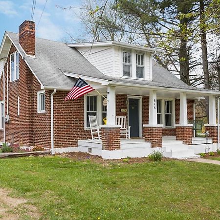 Charming 4 Bedroom Farmhouse With Large Backyard For Entertaining Mountain City Екстериор снимка