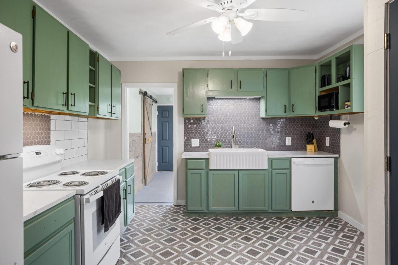 Charming 4 Bedroom Farmhouse With Large Backyard For Entertaining Mountain City Екстериор снимка