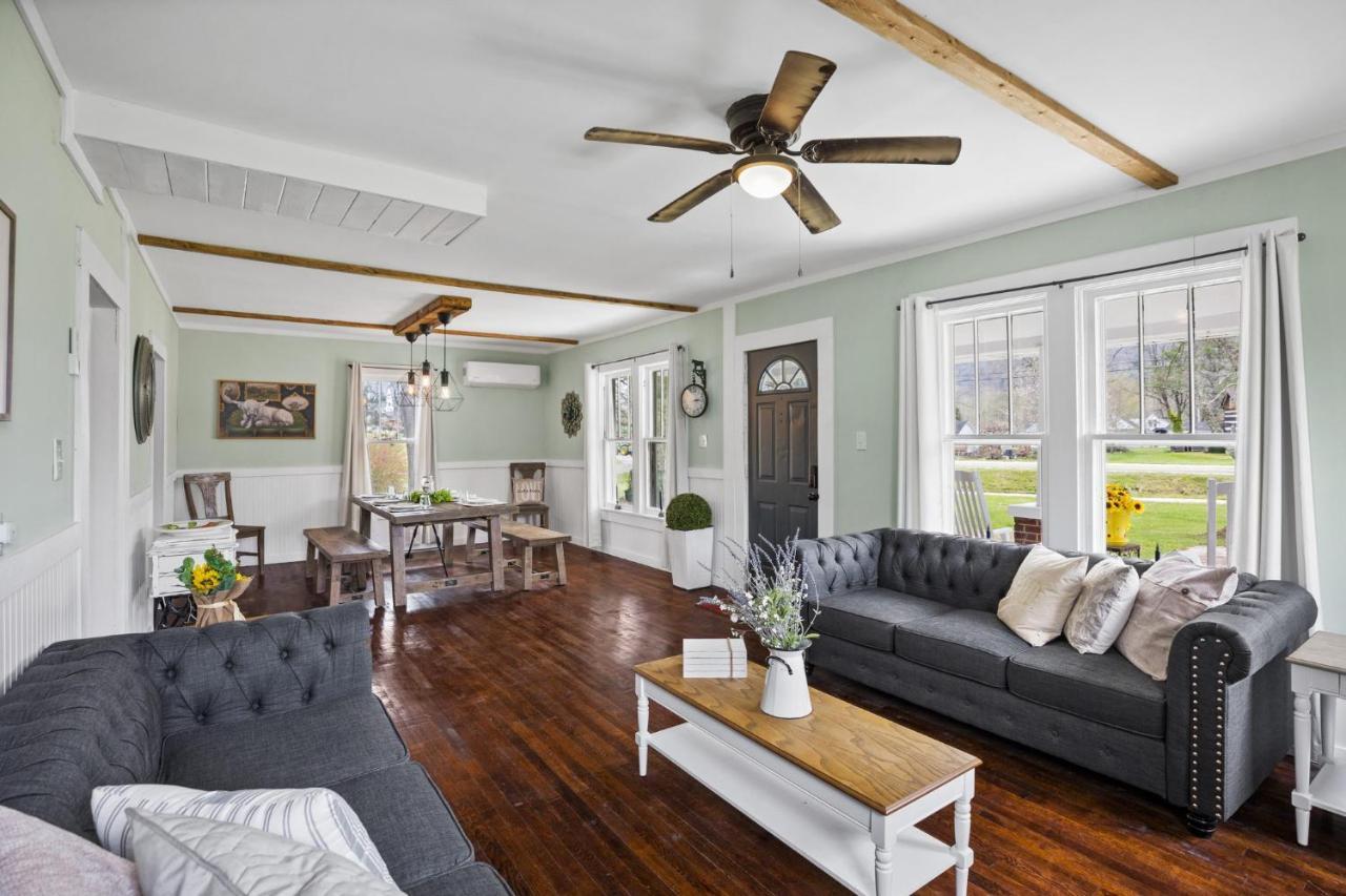 Charming 4 Bedroom Farmhouse With Large Backyard For Entertaining Mountain City Екстериор снимка