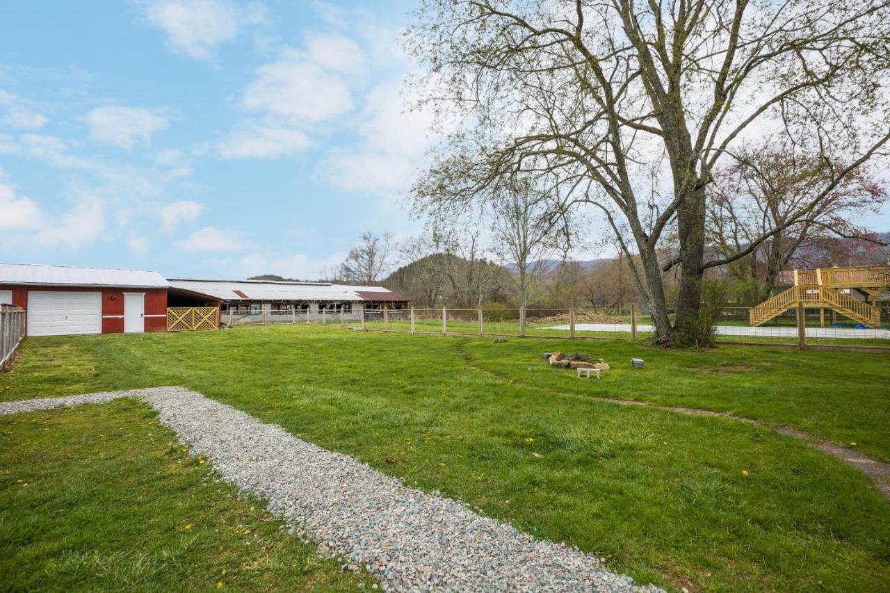 Charming 4 Bedroom Farmhouse With Large Backyard For Entertaining Mountain City Екстериор снимка